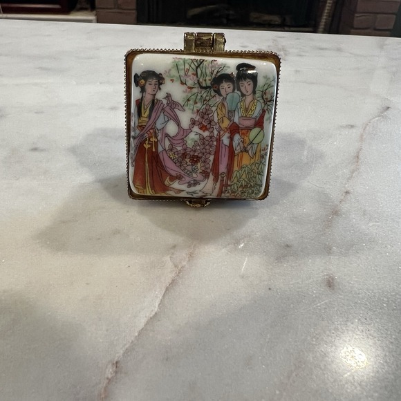 Vintage Geisha Girls Garden Magnetic Trinket Box Oriental Porcelain Beautiful - Picture 1 of 5